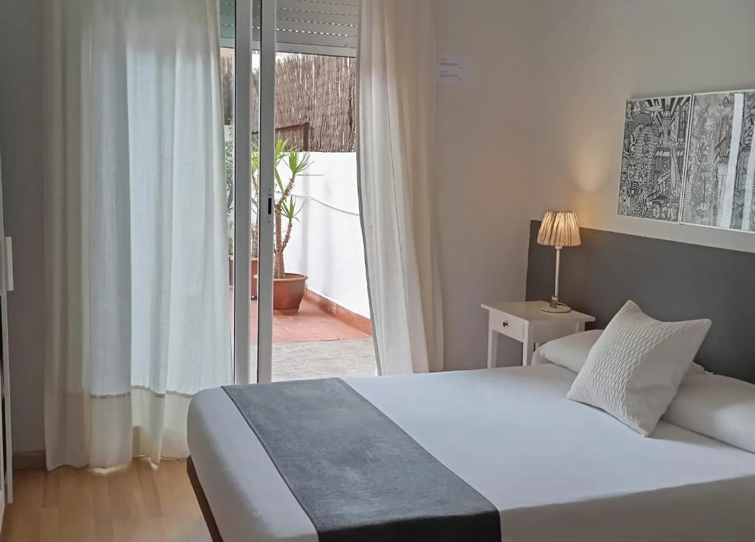 Hostal El Ninot Barcelona 2*,  Spain
